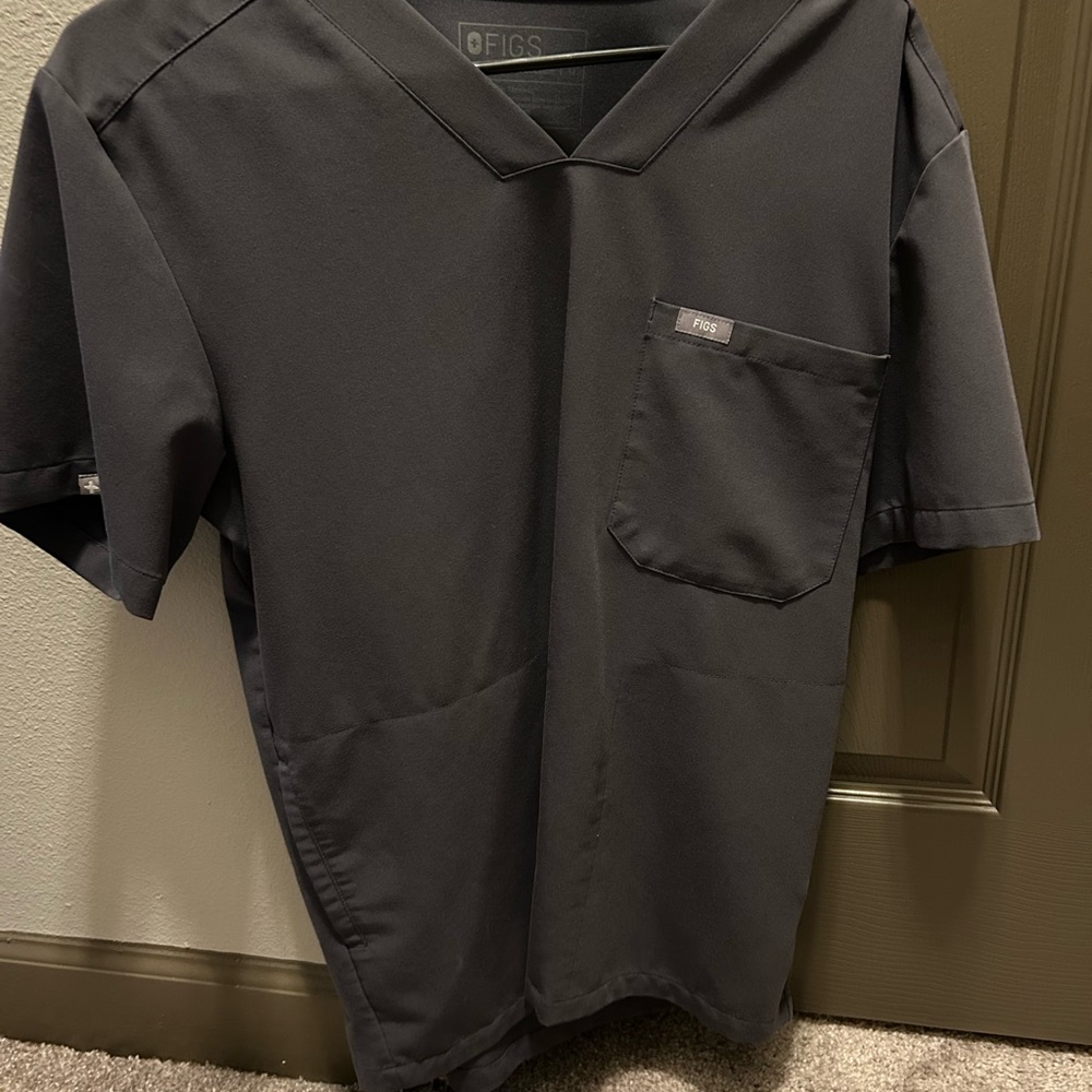 Gray men’s figs scrub set: medium top and small jogger style bottoms